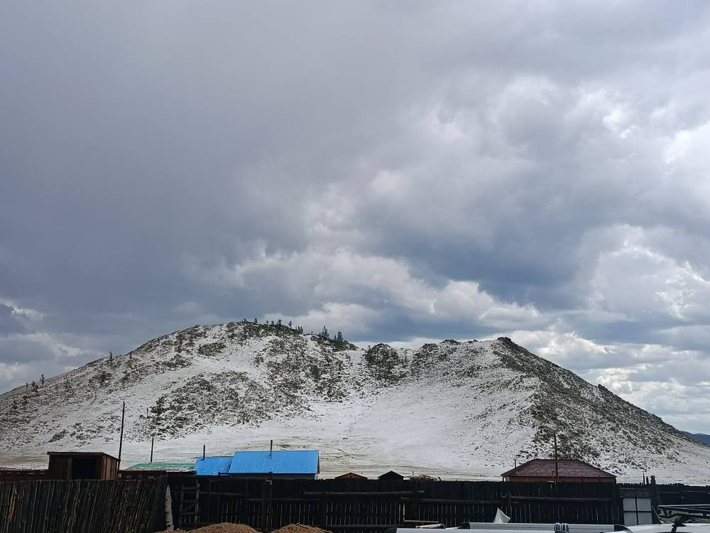 Завхан аймгийн Тосонцэнгэл сумын “зөвхөн” Дархан уулан дээр мөндөр оржээ